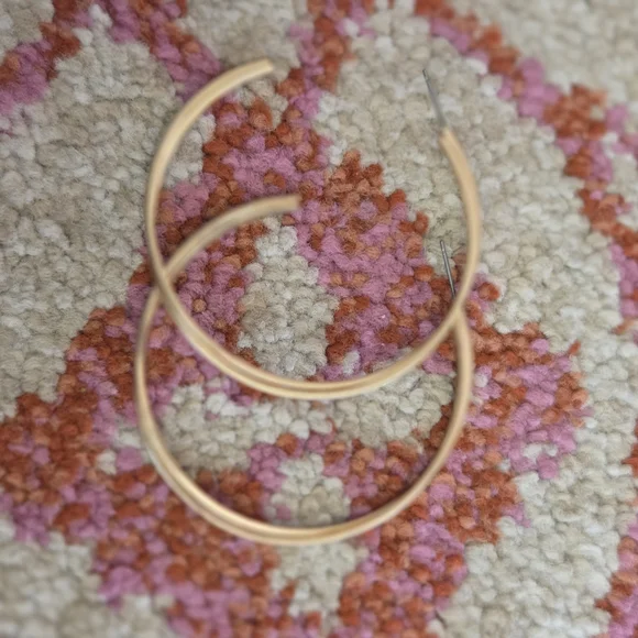 Mixed Jewelry Bag Of Earrings with Gold and Silver Tones - Picture 4 of 16